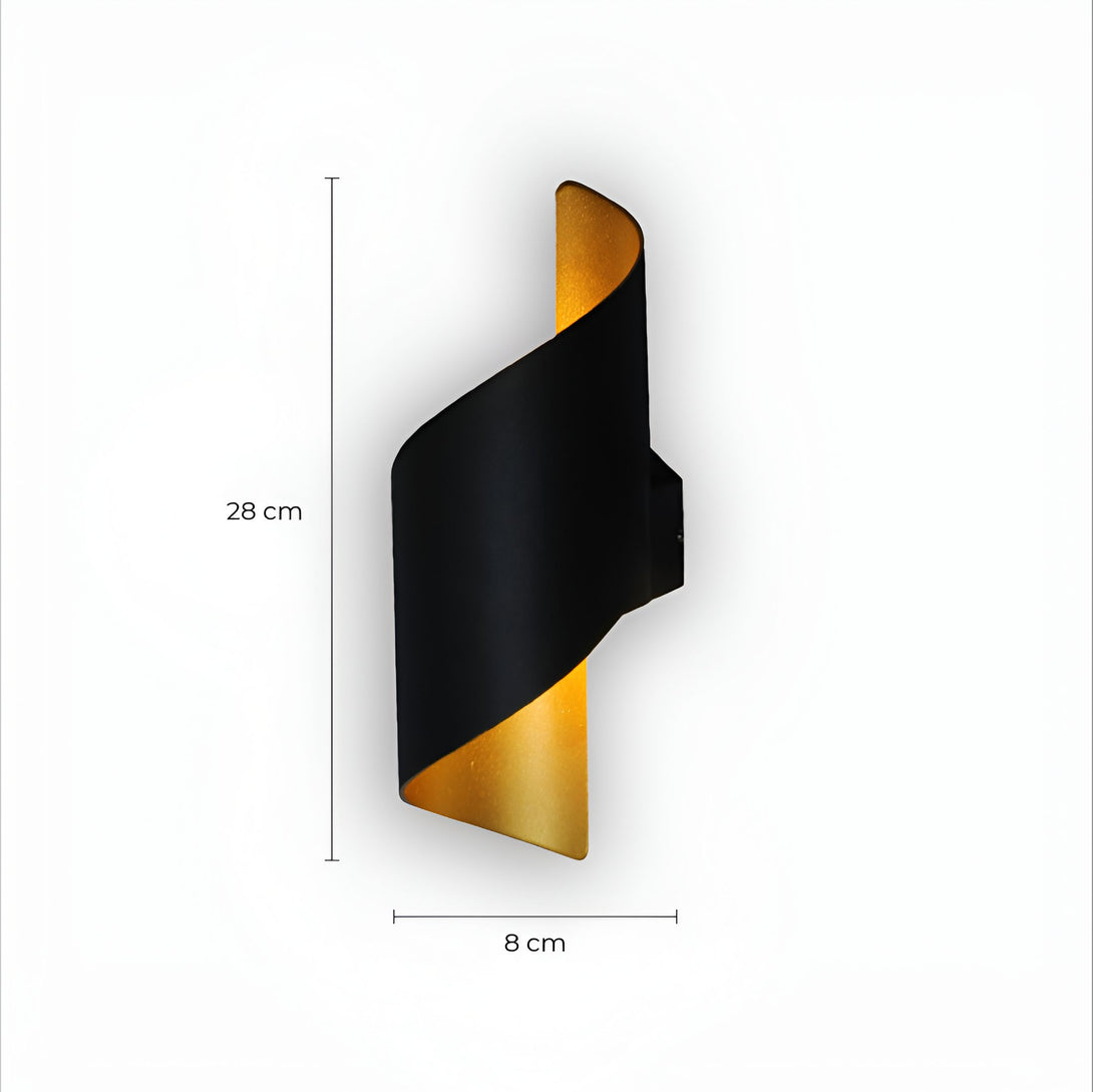 Une applique murale en métal noir et doré. L'applique est en forme de spirale et mesure 28 cm de haut et 8 cm de large. LI-469870085X,LI-0368927849,