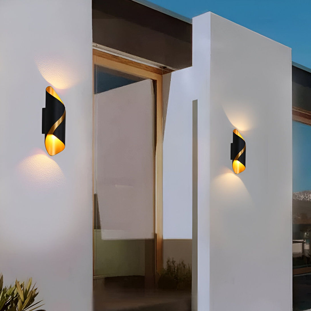 Deux appliques murales noires et dorées sont fixées au mur blanc de chaque côté d'une porte d'entrée. MA-5138903403,MA-7925922729,
