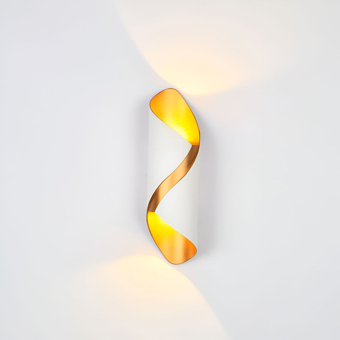 Une applique murale blanche et or en forme de spirale. MA-5138903403,MA-7925922729,