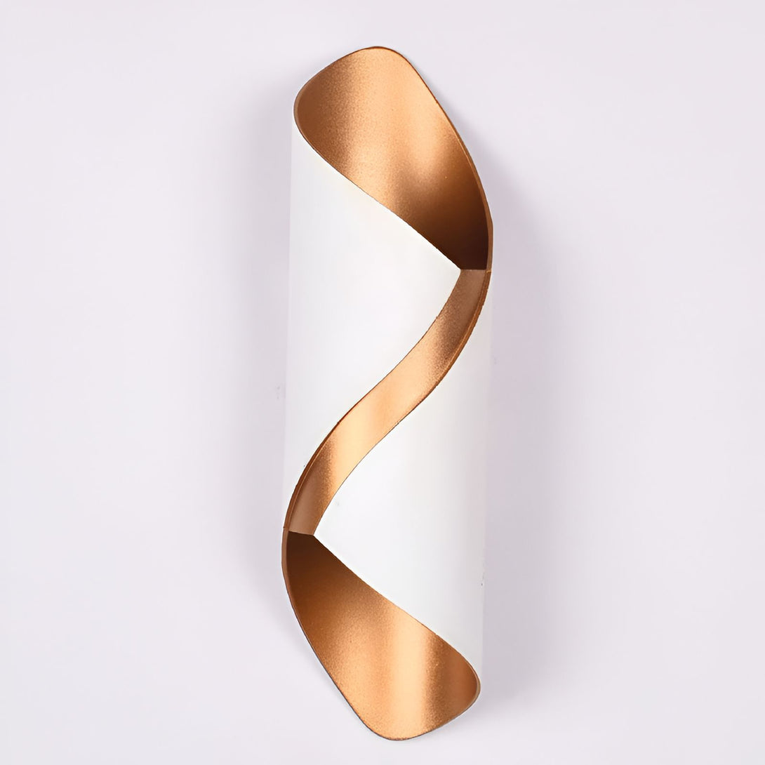 Une applique murale blanche et or en forme de spirale. MA-5138903403,MA-7925922729,