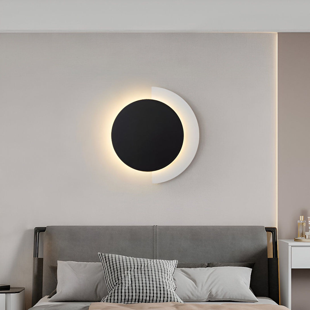 Une applique murale en forme de demi-lune, avec un cercle noir et un demi-cercle blanc. L'applique est fixée au mur et émet une lumière blanche. BE-9632631501,BE-7024548991,BE-8287115302,BE-4743076404,BE-8303465600,BE-4471555928,
