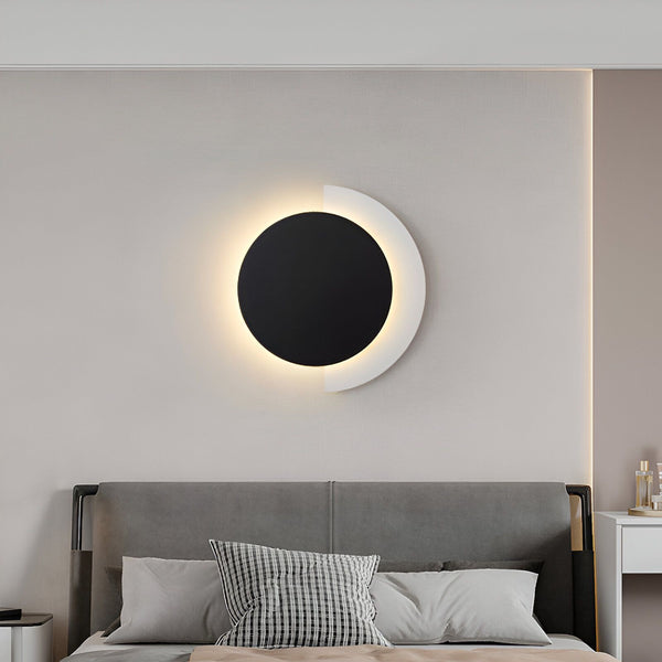 Une applique murale en forme de demi-lune, avec un cercle noir et un demi-cercle blanc. L'applique est fixée au mur et émet une lumière blanche. BE-9632631501,BE-7024548991,BE-8287115302,BE-4743076404,BE-8303465600,BE-4471555928,