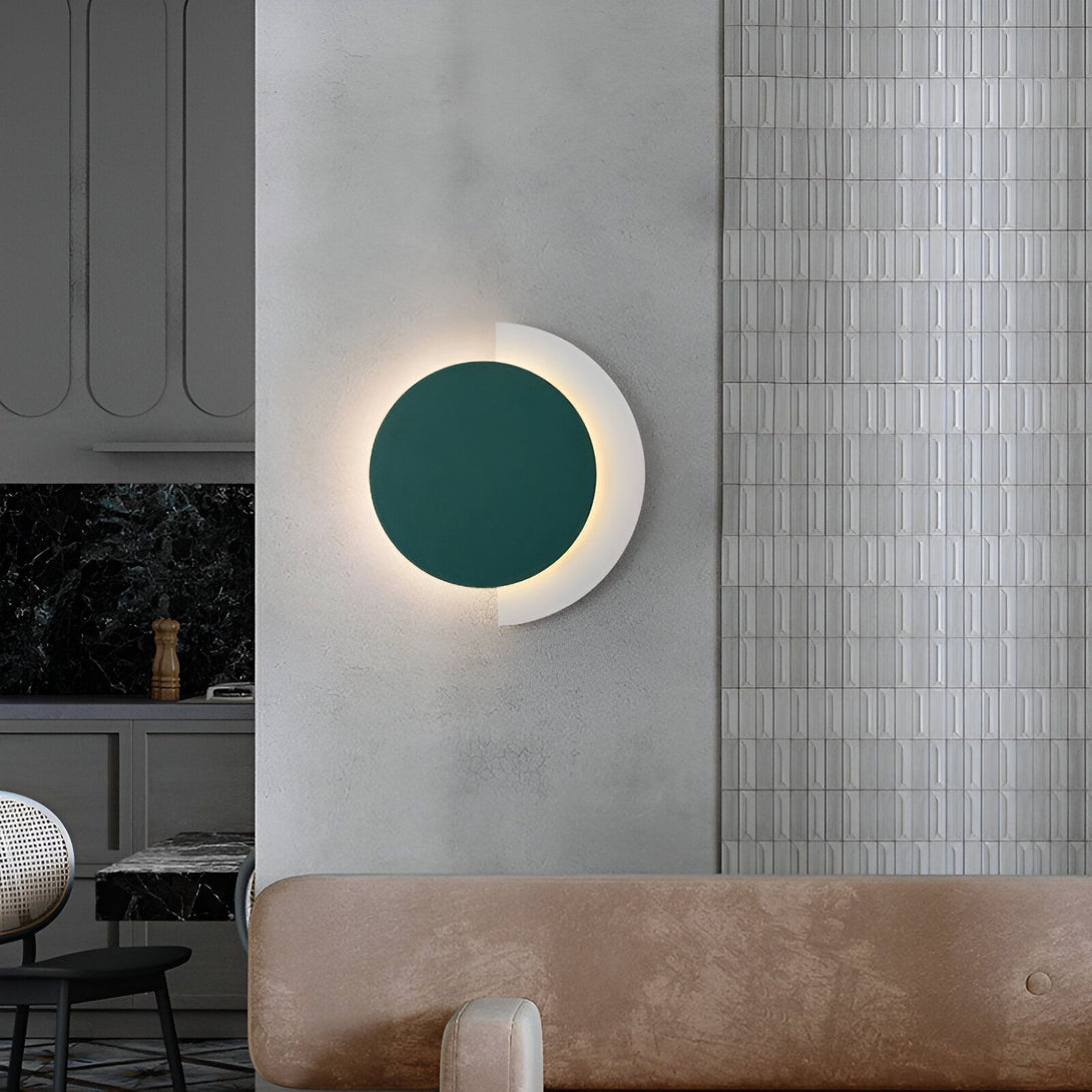 Une applique murale verte et blanche en forme de demi-lune. BE-9632631501,BE-7024548991,BE-8287115302,BE-4743076404,BE-8303465600,BE-4471555928,