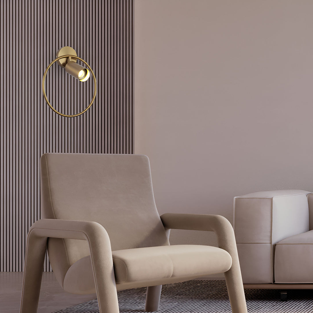 Une image d'un fauteuil beige et d'un lampadaire doré accroché au mur. ME-509545663X,ME-2239075813,ME-9122701958,
