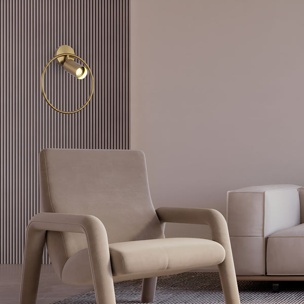 Une image d'un fauteuil beige et d'un lampadaire doré accroché au mur. ME-509545663X,ME-2239075813,ME-9122701958,