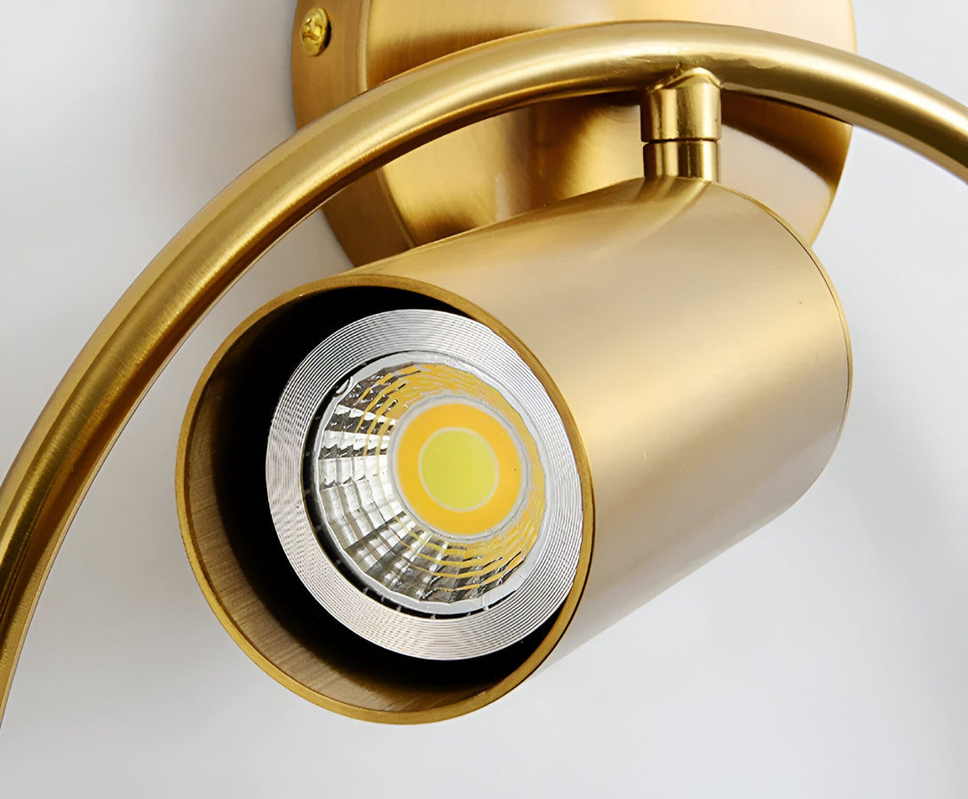 L'image montre un spot LED encastré dans un mur. Le spot est de couleur laiton et a une forme ronde. Il est orientable et possède une ampoule LED GU10. ME-509545663X,ME-2239075813,ME-9122701958,