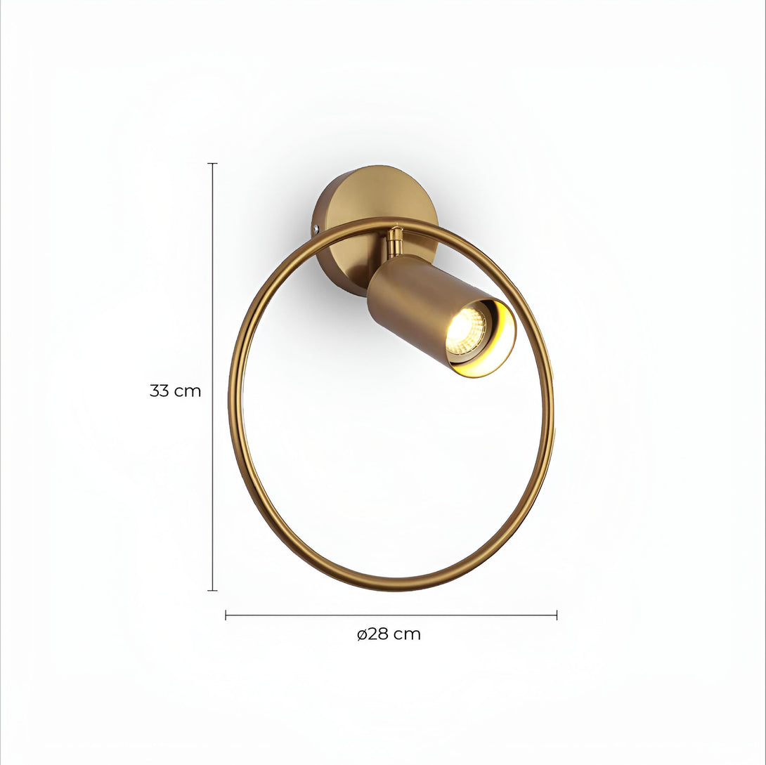 Une applique murale en métal doré avec un abat-jour rond et un spot orientable. L'applique mesure 33 cm de haut et 28 cm de large. ME-509545663X,ME-2239075813,ME-9122701958,