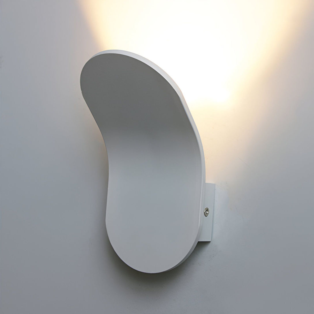 Une applique murale blanche en forme de demi-lune émet une lumière chaude vers le haut et le bas. DE-8054556632,DE-0853481989,DE-2502387817,DE-7283470557,DE-6011146961,DE-3639032594,DE-4151317678,DE-0168772612,DE-6626641387,DE-2260219322,DE-6307227001,DE-3738266372,DE-8511010173,DE-7036764996,DE-4587051241,DE-9018460893,DE-0632344601,DE-4256653104,DE-5000257235,DE-4700066563,DE-3834710490,