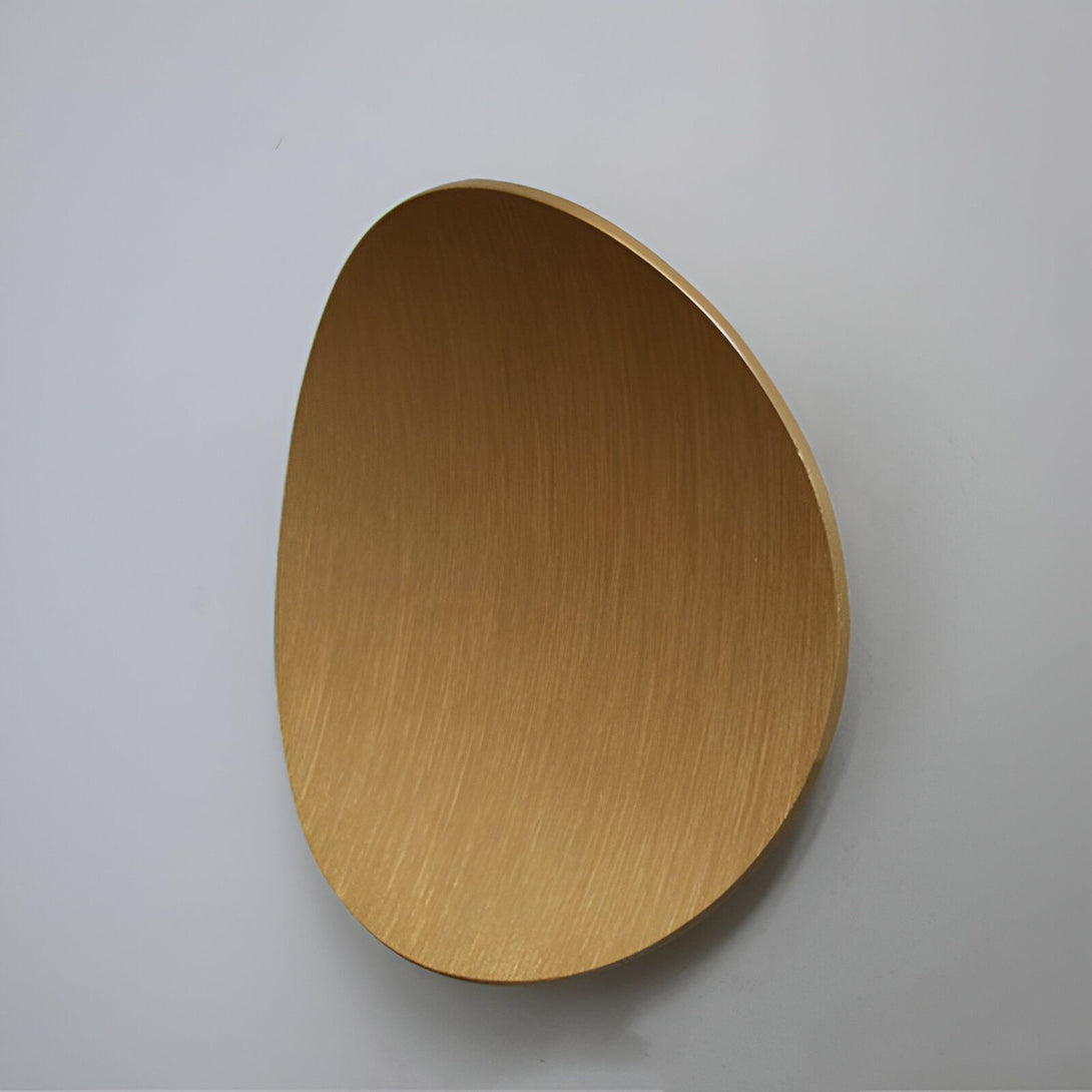 Une image d'une applique murale en forme de demi-lune en métal doré brossé. DE-8054556632,DE-0853481989,DE-2502387817,DE-7283470557,DE-6011146961,DE-3639032594,DE-4151317678,DE-0168772612,DE-6626641387,DE-2260219322,DE-6307227001,DE-3738266372,DE-8511010173,DE-7036764996,DE-4587051241,DE-9018460893,DE-0632344601,DE-4256653104,DE-5000257235,DE-4700066563,DE-3834710490,