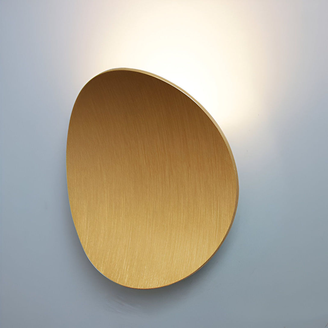 Une applique murale en forme d'un disque en métal doré. DE-8054556632,DE-0853481989,DE-2502387817,DE-7283470557,DE-6011146961,DE-3639032594,DE-4151317678,DE-0168772612,DE-6626641387,DE-2260219322,DE-6307227001,DE-3738266372,DE-8511010173,DE-7036764996,DE-4587051241,DE-9018460893,DE-0632344601,DE-4256653104,DE-5000257235,DE-4700066563,DE-3834710490,