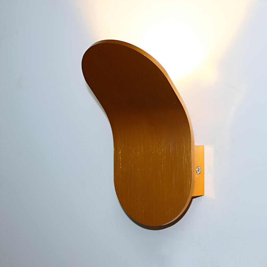 Une applique murale en bois courbé vers le haut de couleur marron avec une lumière chaude. DE-8054556632,DE-0853481989,DE-2502387817,DE-7283470557,DE-6011146961,DE-3639032594,DE-4151317678,DE-0168772612,DE-6626641387,DE-2260219322,DE-6307227001,DE-3738266372,DE-8511010173,DE-7036764996,DE-4587051241,DE-9018460893,DE-0632344601,DE-4256653104,DE-5000257235,DE-4700066563,DE-3834710490,
