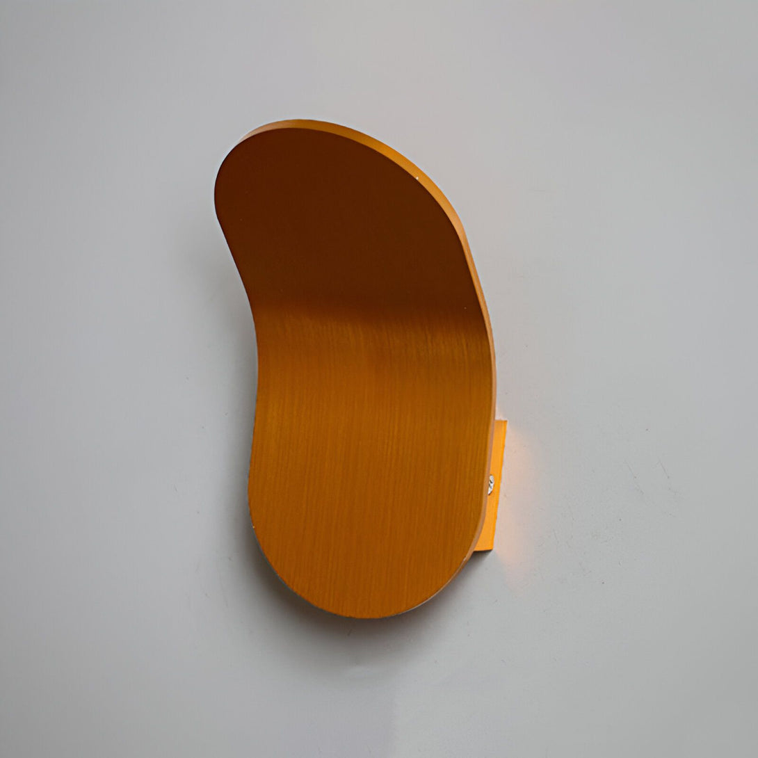 Une applique murale en forme de haricot de couleur orange. DE-8054556632,DE-0853481989,DE-2502387817,DE-7283470557,DE-6011146961,DE-3639032594,DE-4151317678,DE-0168772612,DE-6626641387,DE-2260219322,DE-6307227001,DE-3738266372,DE-8511010173,DE-7036764996,DE-4587051241,DE-9018460893,DE-0632344601,DE-4256653104,DE-5000257235,DE-4700066563,DE-3834710490,