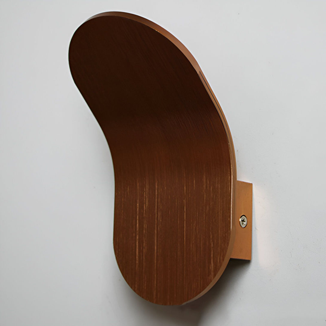 Une applique murale en bois courbé marron. DE-8054556632,DE-0853481989,DE-2502387817,DE-7283470557,DE-6011146961,DE-3639032594,DE-4151317678,DE-0168772612,DE-6626641387,DE-2260219322,DE-6307227001,DE-3738266372,DE-8511010173,DE-7036764996,DE-4587051241,DE-9018460893,DE-0632344601,DE-4256653104,DE-5000257235,DE-4700066563,DE-3834710490,