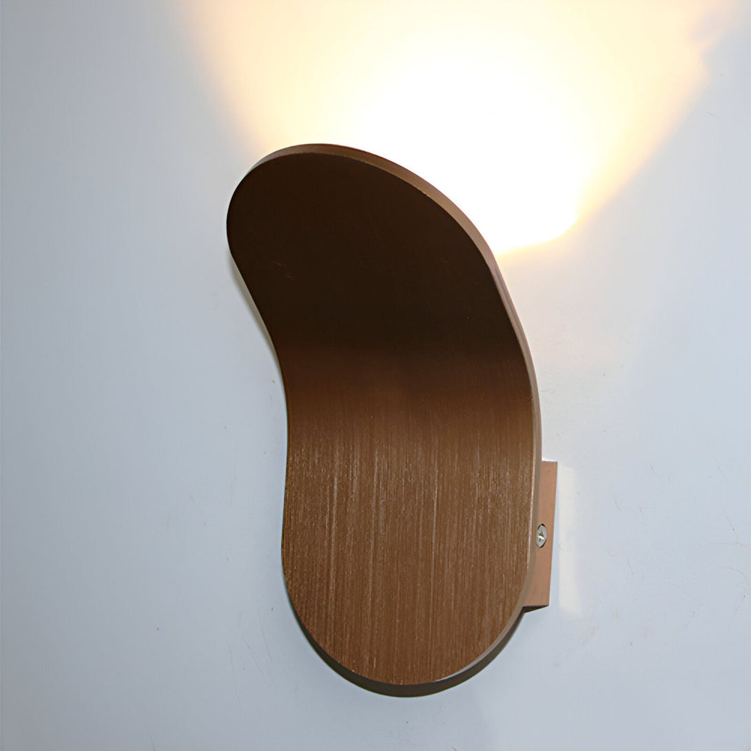 Une applique murale en bois courbé vers le haut avec une lumière chaude. DE-8054556632,DE-0853481989,DE-2502387817,DE-7283470557,DE-6011146961,DE-3639032594,DE-4151317678,DE-0168772612,DE-6626641387,DE-2260219322,DE-6307227001,DE-3738266372,DE-8511010173,DE-7036764996,DE-4587051241,DE-9018460893,DE-0632344601,DE-4256653104,DE-5000257235,DE-4700066563,DE-3834710490,