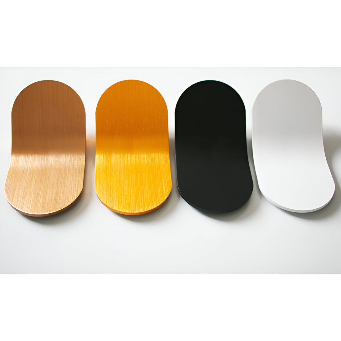 Quatre poignées de porte en métal de couleur bronze, doré, noir et argent. DE-8054556632,DE-0853481989,DE-2502387817,DE-7283470557,DE-6011146961,DE-3639032594,DE-4151317678,DE-0168772612,DE-6626641387,DE-2260219322,DE-6307227001,DE-3738266372,DE-8511010173,DE-7036764996,DE-4587051241,DE-9018460893,DE-0632344601,DE-4256653104,DE-5000257235,DE-4700066563,DE-3834710490,