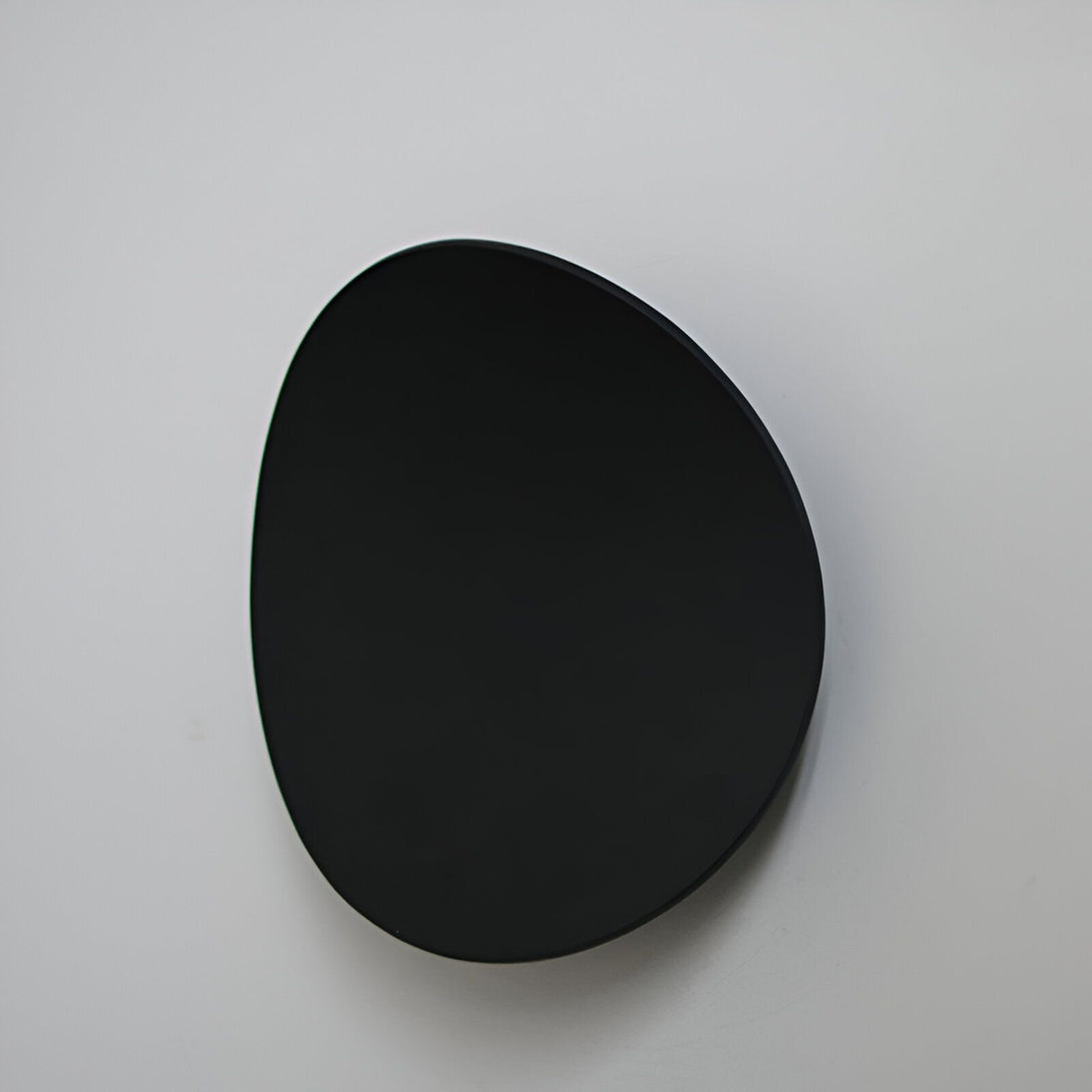 Une image d'une applique murale noire en forme d'ellipse. DE-8054556632,DE-0853481989,DE-2502387817,DE-7283470557,DE-6011146961,DE-3639032594,DE-4151317678,DE-0168772612,DE-6626641387,DE-2260219322,DE-6307227001,DE-3738266372,DE-8511010173,DE-7036764996,DE-4587051241,DE-9018460893,DE-0632344601,DE-4256653104,DE-5000257235,DE-4700066563,DE-3834710490,