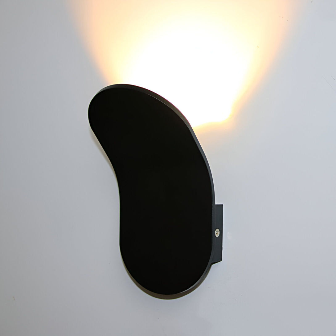 Une image d'une applique murale noire en forme de demi-lune. La lumière est allumée et projette une lumière chaude sur le mur. DE-8054556632,DE-0853481989,DE-2502387817,DE-7283470557,DE-6011146961,DE-3639032594,DE-4151317678,DE-0168772612,DE-6626641387,DE-2260219322,DE-6307227001,DE-3738266372,DE-8511010173,DE-7036764996,DE-4587051241,DE-9018460893,DE-0632344601,DE-4256653104,DE-5000257235,DE-4700066563,DE-3834710490,