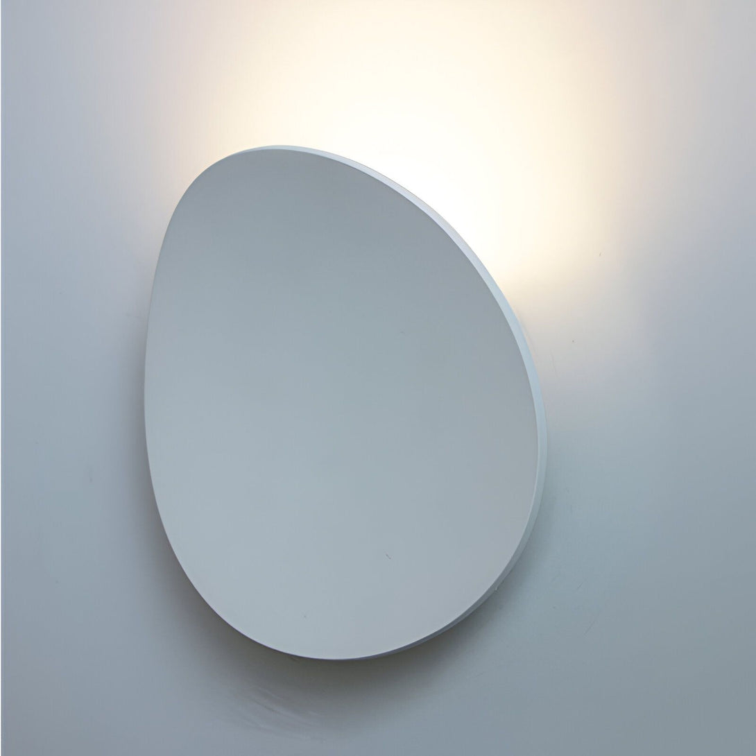 Une applique murale blanche en forme d'ellipse émet une lumière douce. DE-8054556632,DE-0853481989,DE-2502387817,DE-7283470557,DE-6011146961,DE-3639032594,DE-4151317678,DE-0168772612,DE-6626641387,DE-2260219322,DE-6307227001,DE-3738266372,DE-8511010173,DE-7036764996,DE-4587051241,DE-9018460893,DE-0632344601,DE-4256653104,DE-5000257235,DE-4700066563,DE-3834710490,