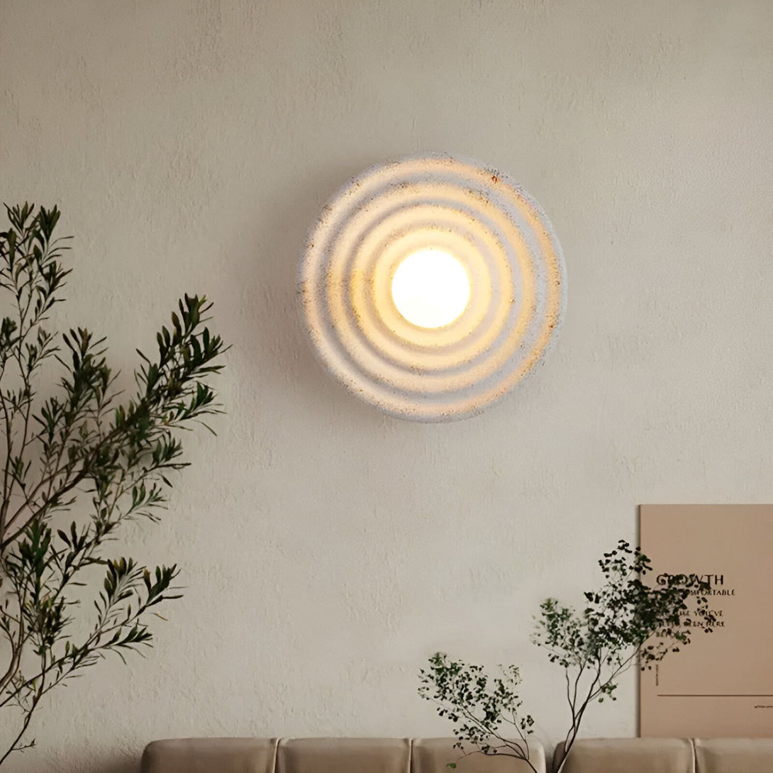 Une applique murale ronde en plâtre blanc avec une lumière chaude. HY-4246767212,HY-7555353385,