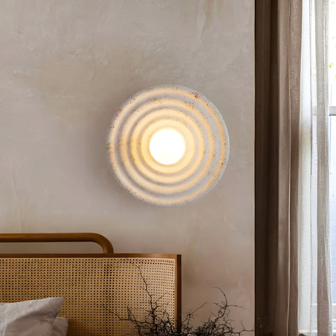 Une applique murale ronde en plâtre blanc avec une lumière chaude. HY-4246767212,HY-7555353385,