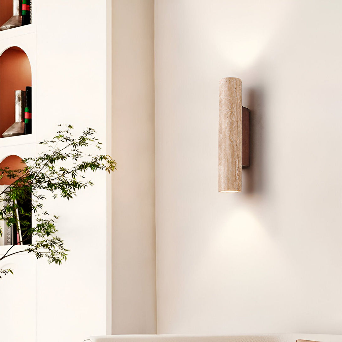 Une applique murale en marbre beige et métal noir. ME-6043674122,