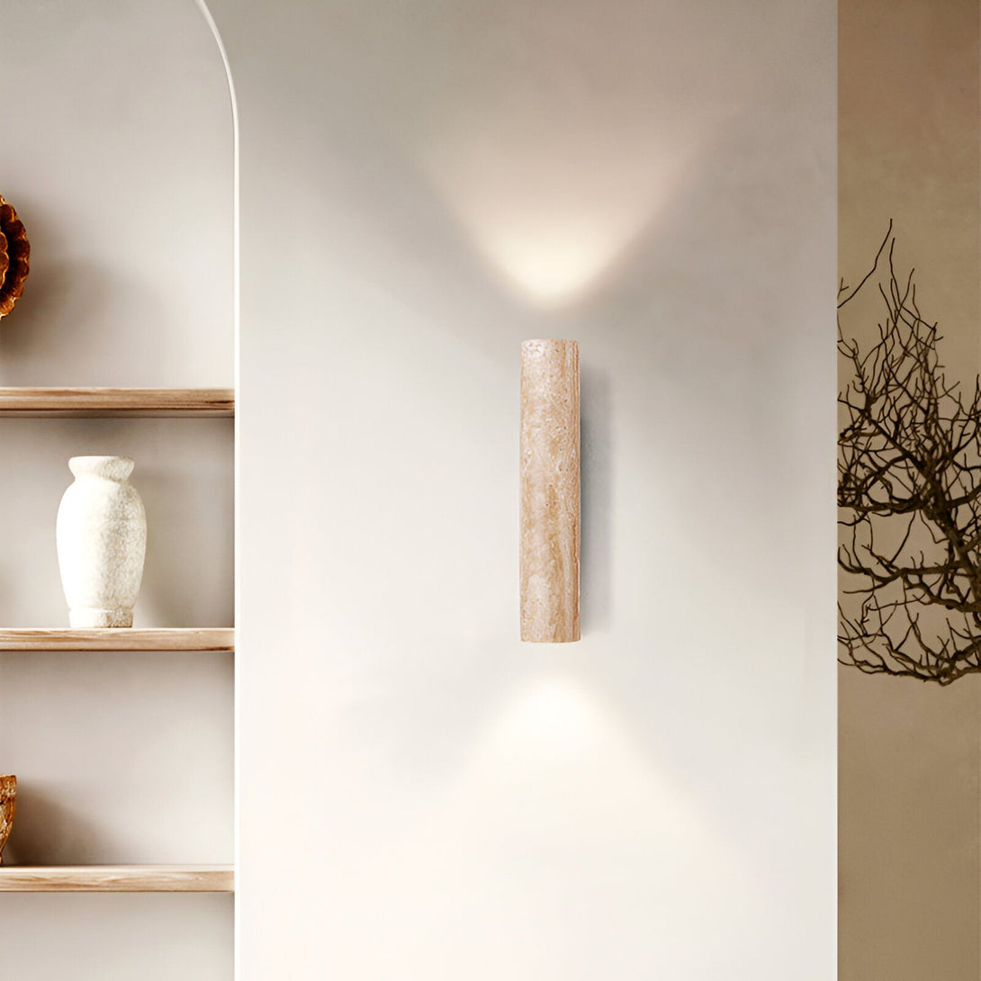 Une applique murale en marbre beige est fixée au mur. À côté, une étagère en bois avec des vases en céramique blanche et marron. ME-6043674122,