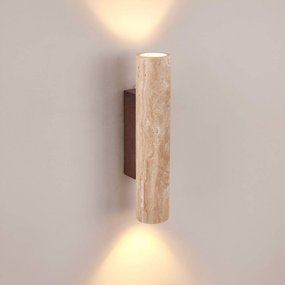 Une applique murale en marbre beige avec une lumière chaude. ME-6043674122,