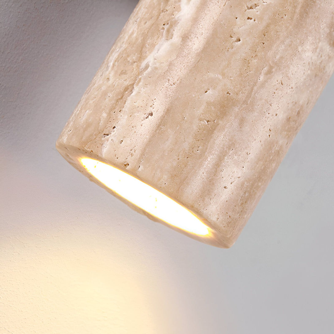 Un spot mural en marbre beige avec une lumière chaude. ME-6043674122,