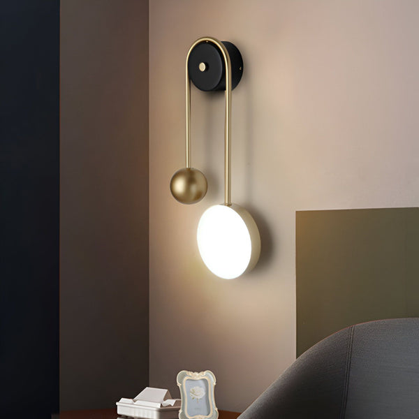 Une applique murale avec une sphère en métal doré et un disque en métal noir. MI-5508556966,