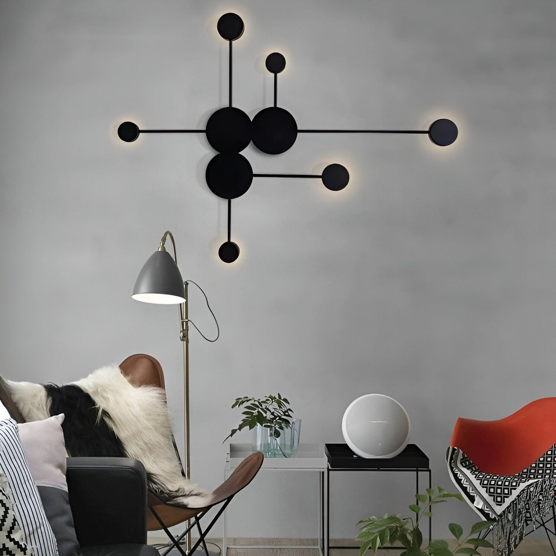 Une applique murale blanche en forme de branches avec des boules en verre opalin. MI-5571176954,MI-7812852164,MI-8767661955,MI-9890974096,