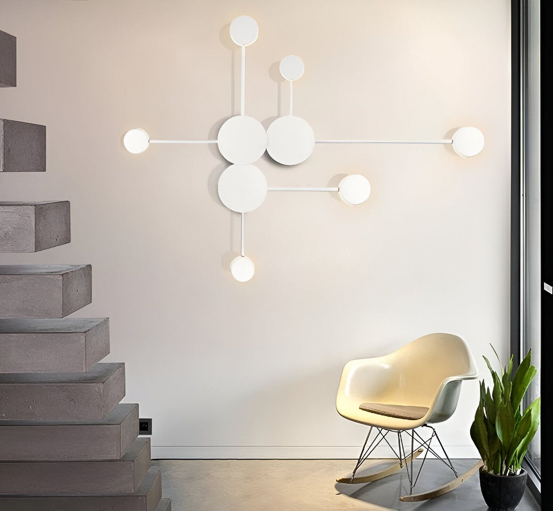 Une image d'une applique murale noire avec quatre lumières LED rondes. L'applique est fixée au mur et diffuse une lumière blanche chaude. MI-5571176954,MI-7812852164,MI-8767661955,MI-9890974096,