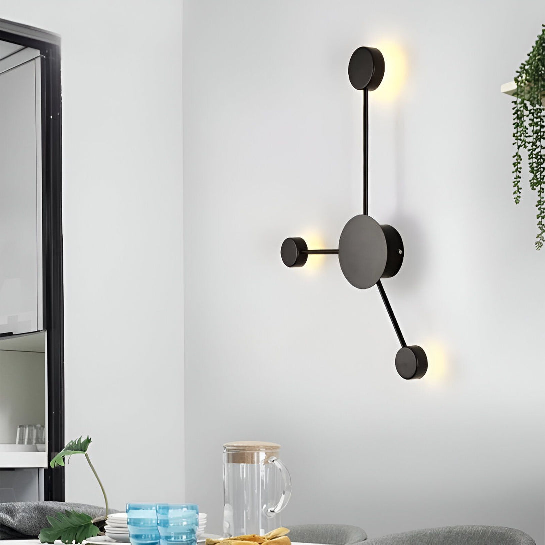 Une image d'une applique murale blanche avec trois branches. Chaque branche supporte une lumière LED. L'applique est fixée au mur et diffuse une lumière douce et agréable. MI-5571176954,MI-7812852164,MI-8767661955,MI-9890974096,