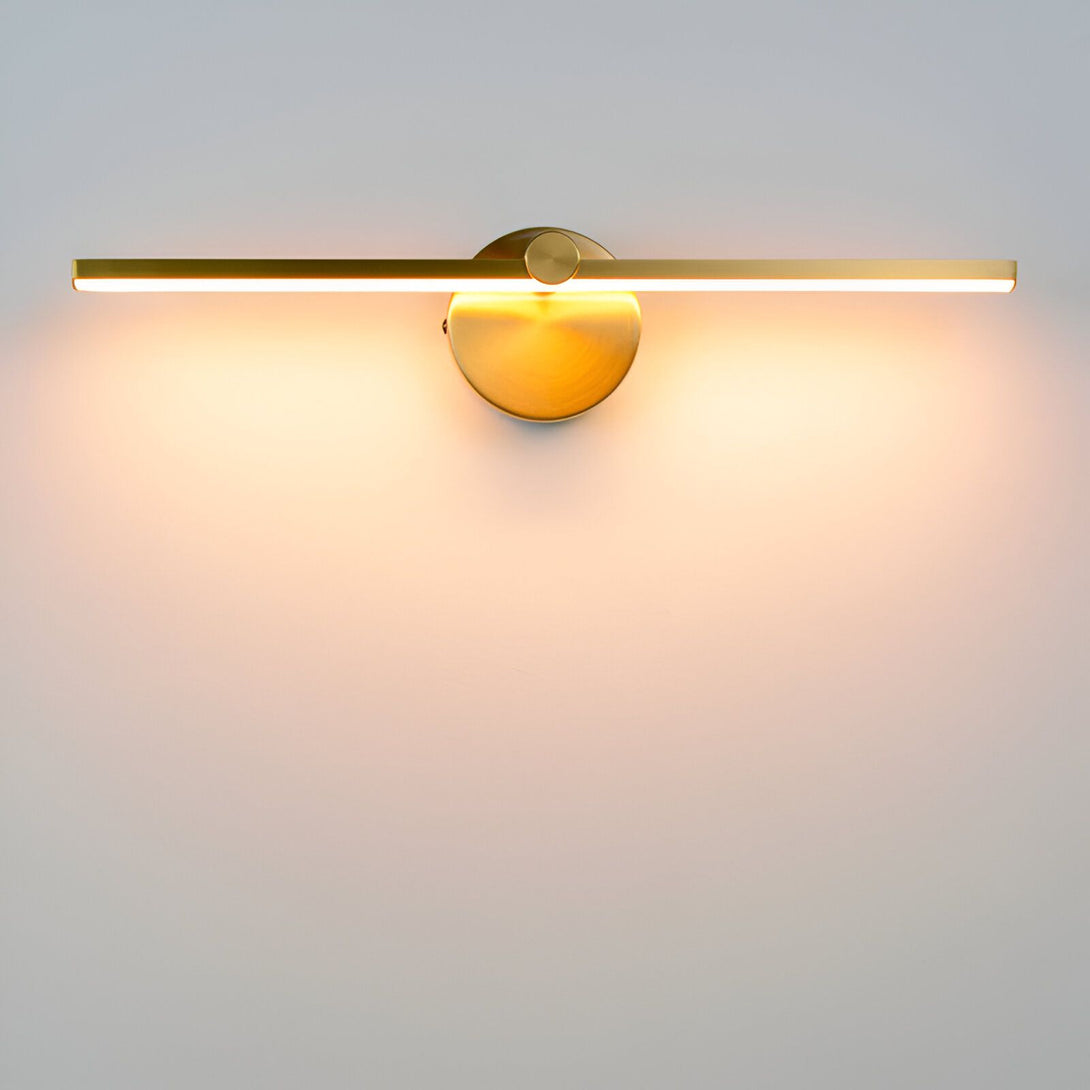 Une applique murale en laiton avec une lumière LED intégrée. L'applique est de forme rectangulaire et est fixée au mur par un support rond. La lumière est diffuse par un panneau en verre dépoli. ME-6834158499,ME-298807044X,ME-9594073322,ME-5425764731,ME-4242394632,ME-8956104360,ME-6143226717,ME-8366071057,ME-6572957039,ME-7723649002,ME-2300392488,ME-4531599233,ME-2192844751,ME-7933107605,ME-947367516X,ME-0064659658,ME-6794960591,ME-1580687326,