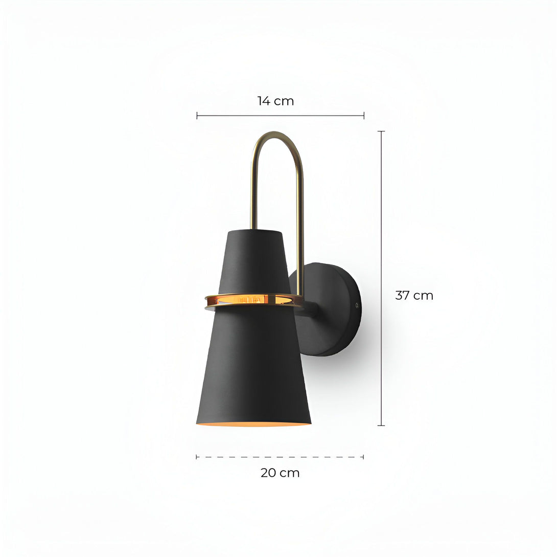 Une applique murale noire avec un abat-jour en forme de cône et une bande dorée. L'applique mesure 37 cm de haut, 20 cm de large et 14 cm de profondeur. KA-4033461906,KA-553605905X,KA-6540244266,
