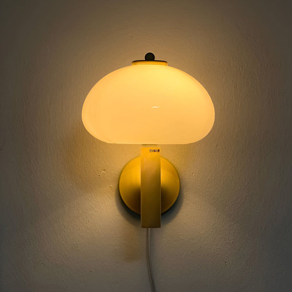 Une applique murale en forme de champignon avec une base en métal et un abat-jour en verre blanc. JA-4181874648,