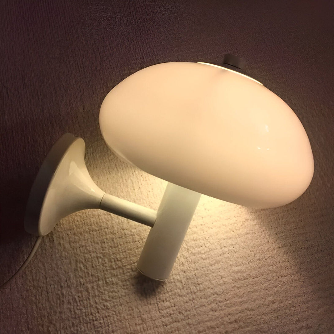 Une applique murale blanche en forme de champignon des années 1970. JA-4181874648,