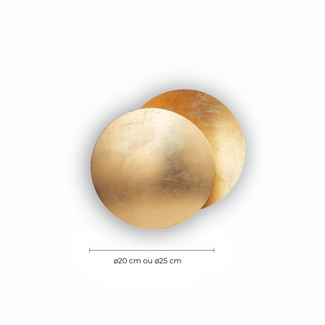 Une applique murale en forme de deux disques en métal doré. EC-2203444304,EC-1181518121,EC-1128189976,EC-4141118907,