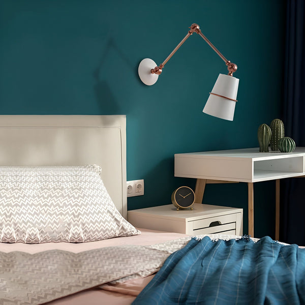 Une image d'une chambre à coucher avec un lit, une table de chevet, une lampe et un réveil. Le lit est fait d'un drap blanc et d'une taie d'oreiller à motifs gris et blancs. La table de chevet est blanche et possède un tiroir. La lampe est blanche et est fixée au mur. Le réveil est noir et est posé sur la table de chevet. AN-8444881139,AN-5410978560,