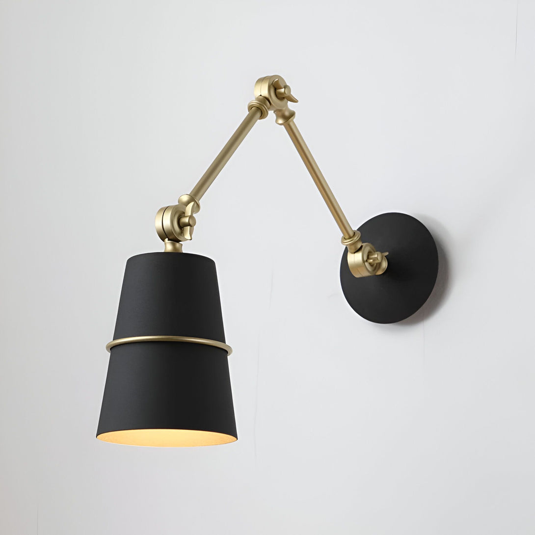 Une applique murale noire avec un bras articulé en laiton et un abat-jour conique noir. AN-8444881139,AN-5410978560,