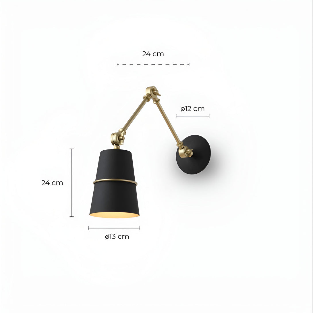 Une applique murale avec un abat-jour noir et des détails en laiton. L'applique mesure 24 cm de haut, 12 cm de large et 13 cm de profondeur. AN-8444881139,AN-5410978560,