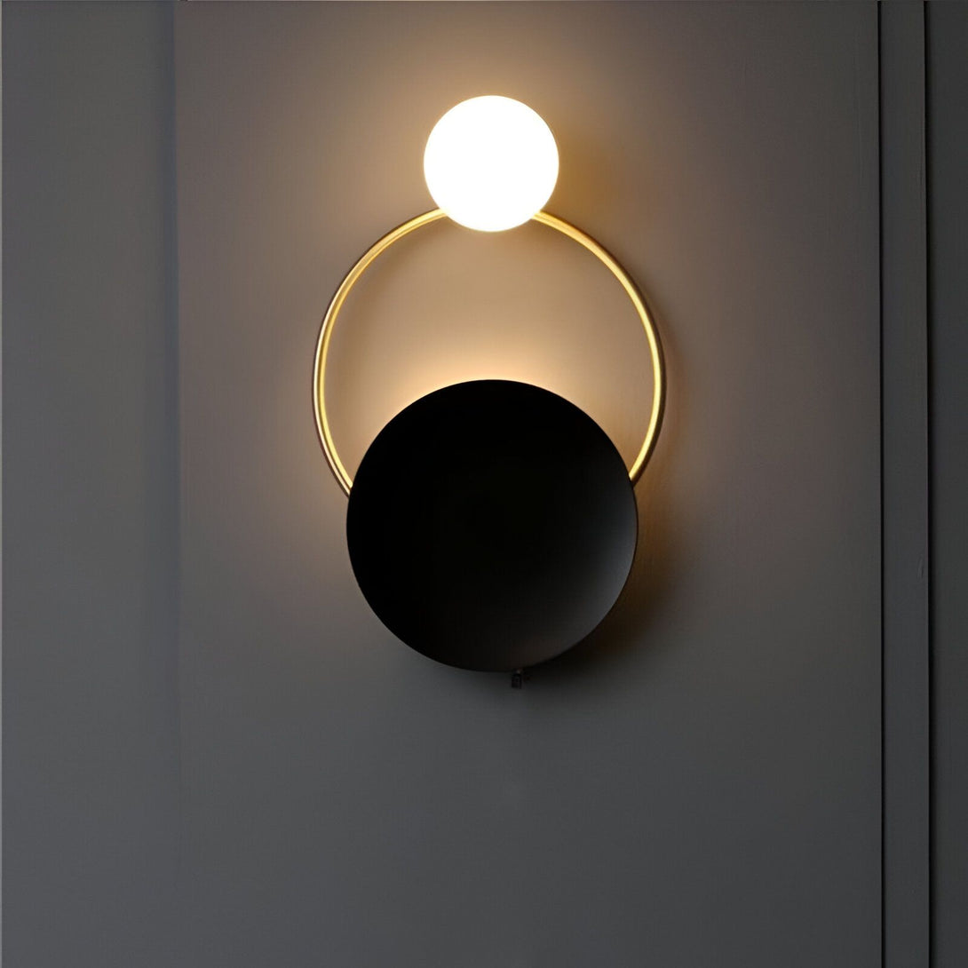 Une applique murale avec une sphère en verre opale et un cercle en métal doré. AL-0113600720,
