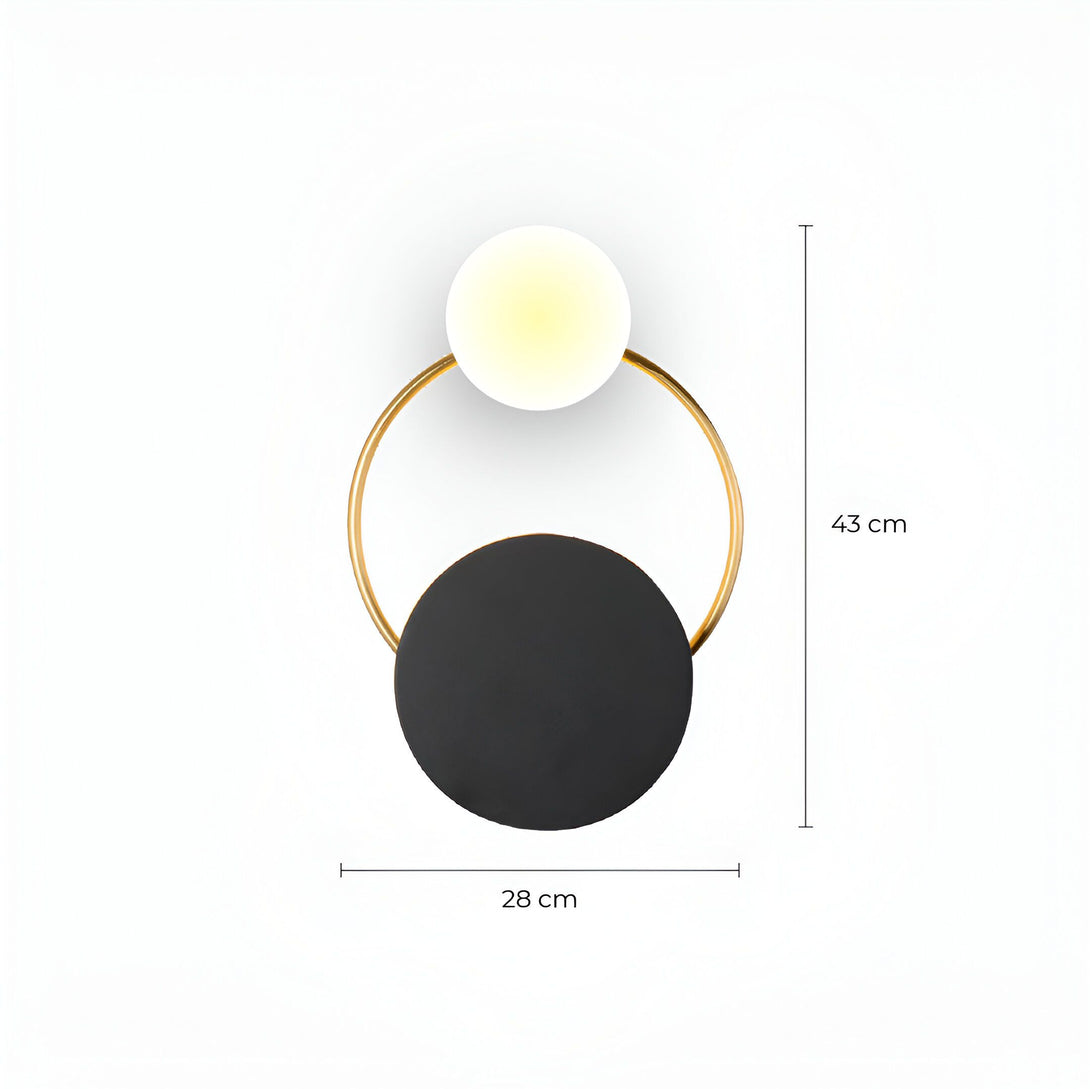 Une applique murale avec une forme ronde et un anneau doré. L'applique est noire et l'anneau est doré. L'applique mesure 28 cm de diamètre et 43 cm de hauteur. AL-0113600720,