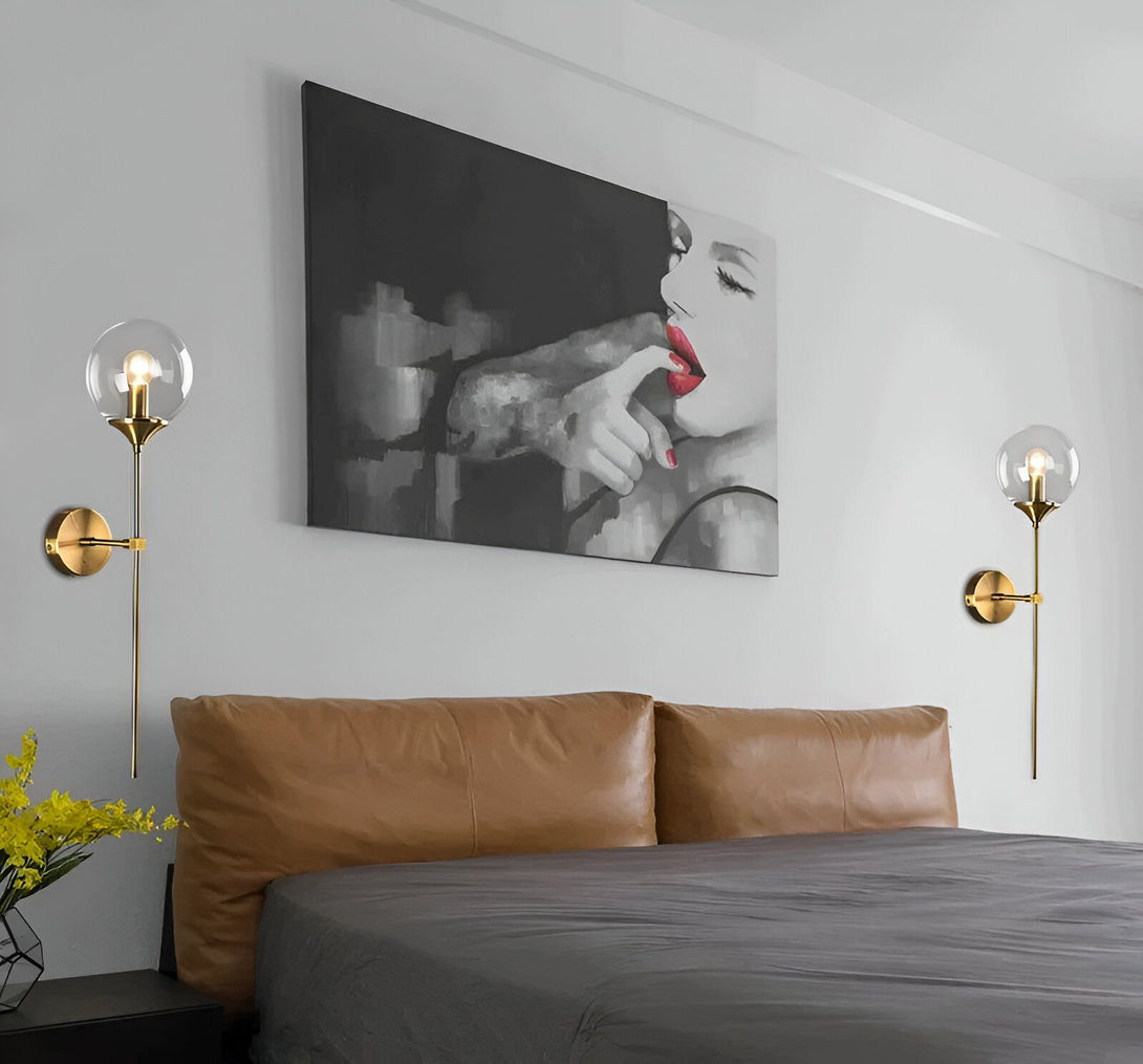 Une paire d'appliques murales en acier brossé avec des abat-jour en verre teinté. Les appliques sont fixées au mur au-dessus d'un lit. AL-5005943498,AL-6451571660,AL-2814593528,
