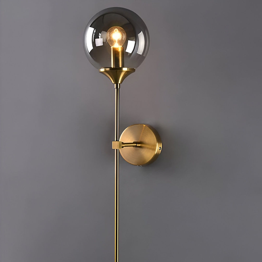 Une applique murale avec une tige en laiton et un globe en verre fumé. AL-5005943498,AL-6451571660,AL-2814593528,