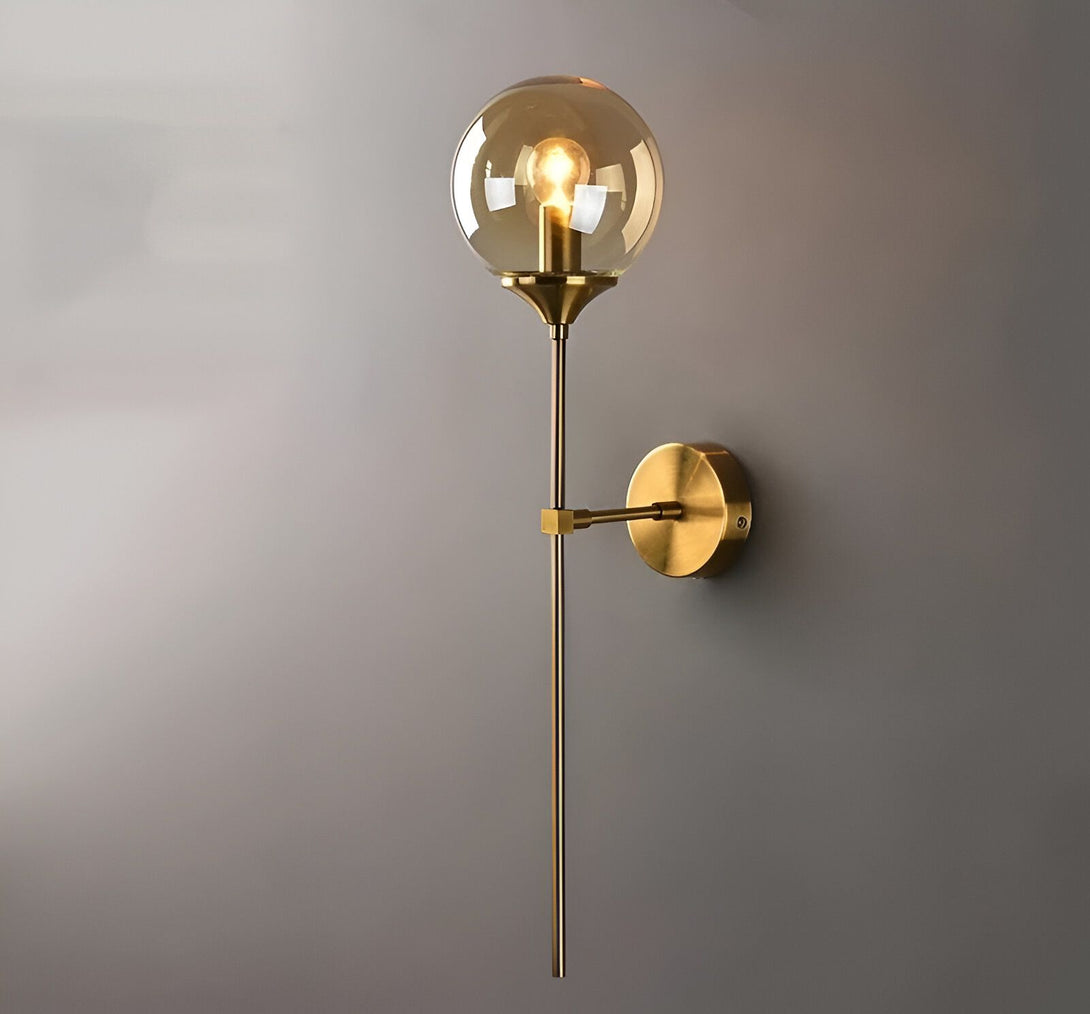 Une applique murale en laiton avec une sphère en verre transparent. AL-5005943498,AL-6451571660,AL-2814593528,