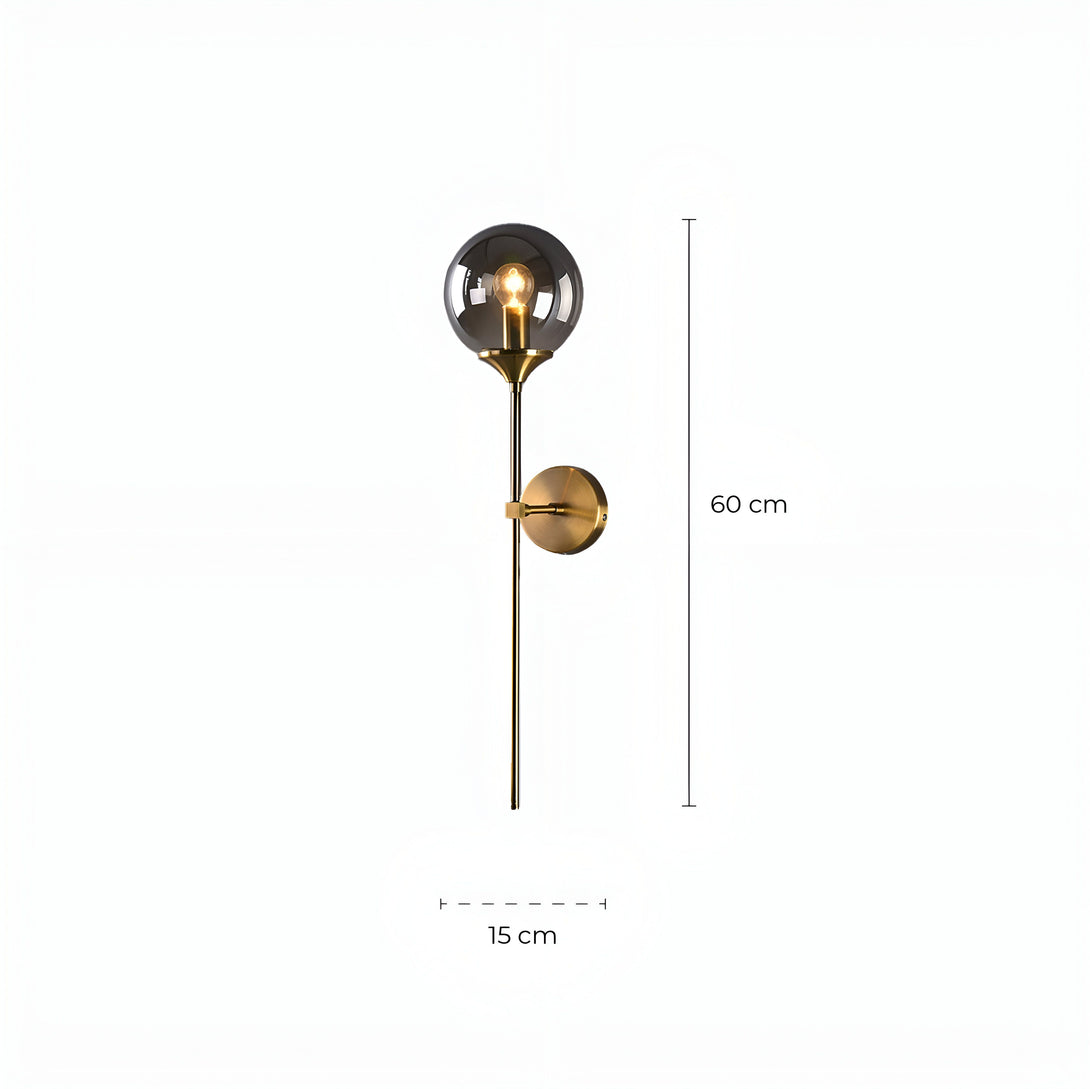 Une applique murale avec une tige en métal doré et un globe en verre fumé. L'applique mesure 60 cm de haut et 15 cm de large. AL-5005943498,AL-6451571660,AL-2814593528,