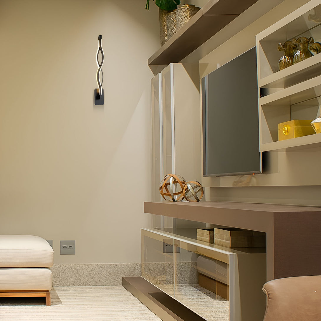 Une image d'un salon avec une applique murale noire en forme de vague, une télévision, des étagères, un canapé et une table basse. AR-8909787996,AR-6452401416,AR-6742959568,AR-4262249980,