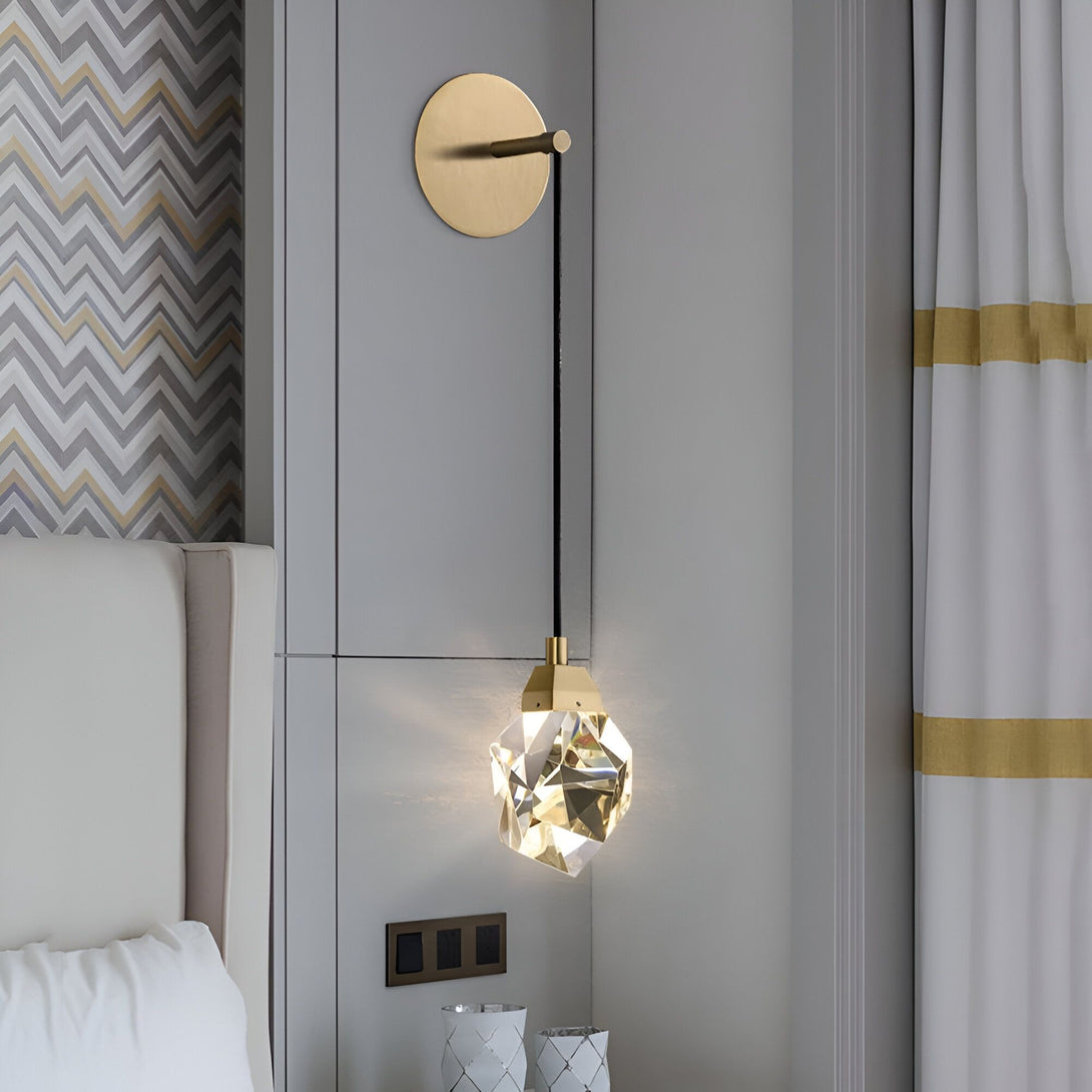 Une applique murale en laiton avec un abat-jour en cristal en forme de diamant. OP-5554030025,OP-6981510057,
