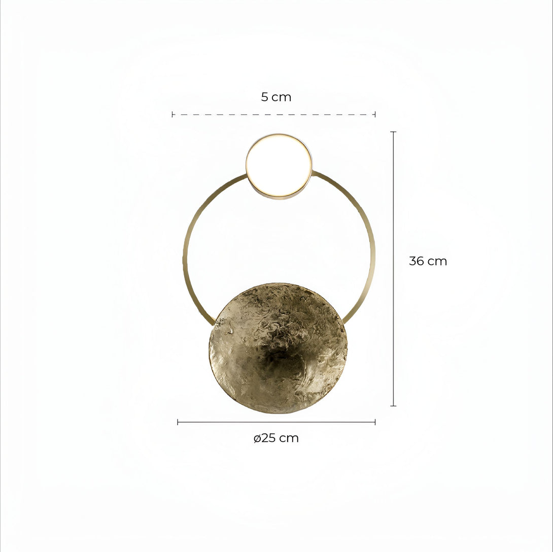 Une applique murale en cuivre antique doré et martelé. L'applique a une forme ronde et mesure 36 cm de diamètre. Elle est dotée d'une LED intégrée de 10W et diffuse une lumière chaude et tamisée. L'applique est idéale pour une utilisation dans un salon, une chambre ou un couloir. SO-6375224527,