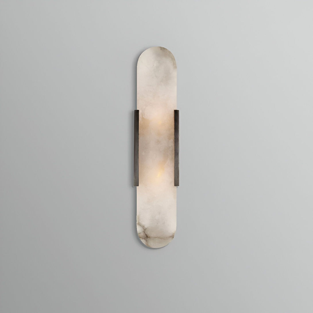 Une applique murale en albâtre et bronze à deux lumières. L'albâtre est de couleur beige clair avec des veines grises et le bronze est de couleur foncée. L'applique est de forme rectangulaire avec une base en albâtre et une plaque en bronze qui maintient l'ampoule. FU-8330655202,FU-7846624369,FU-6574596262,FU-5000429826,
